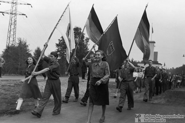 Demonstration der FDJ am Zonenübergang Marienborn, Sachsen-Anhalt (1. Oktober 1949)